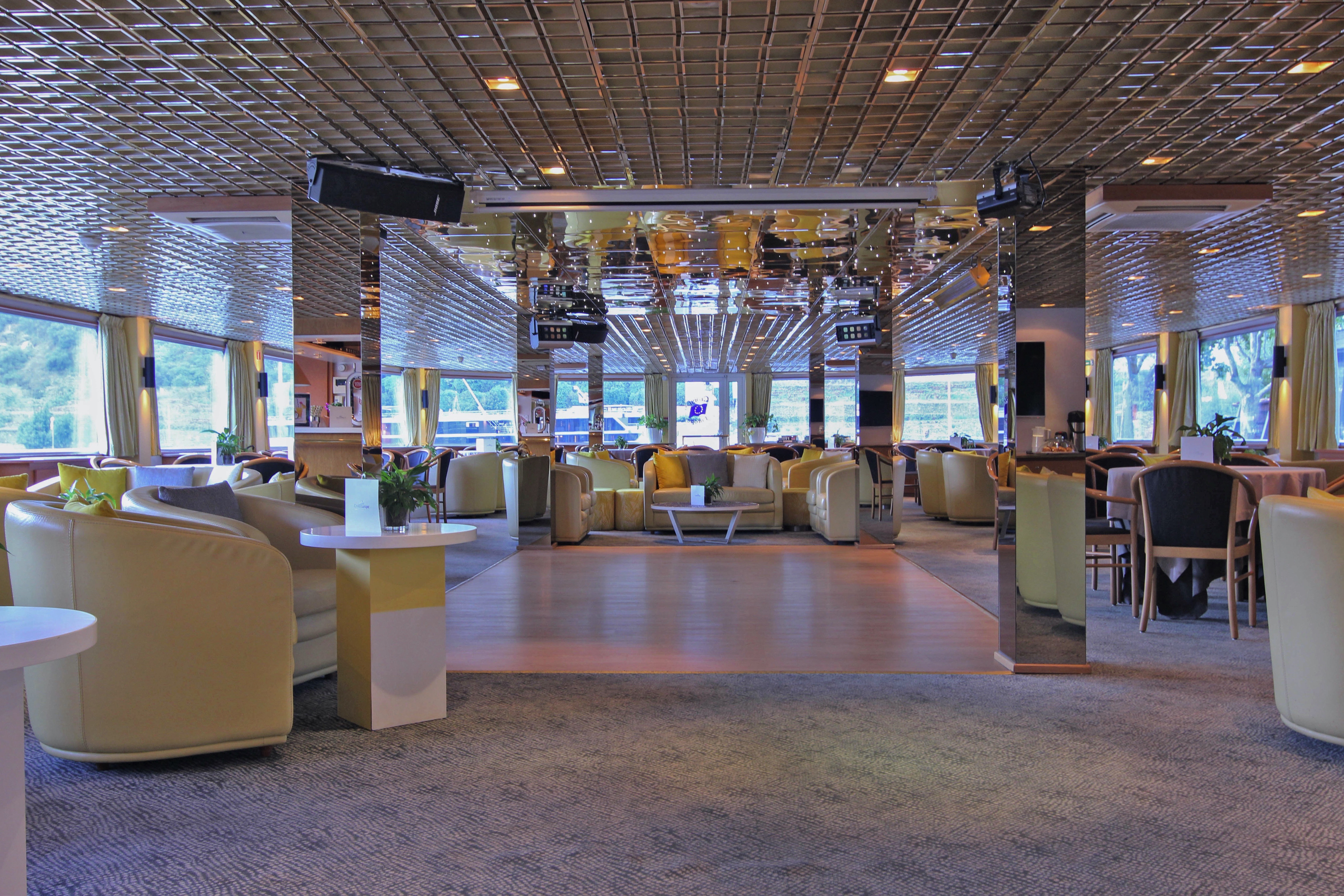 Lounge Bar with Dancefloor